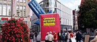 Thüringen: Aktive sammeln mit dem 7 Meter hohen Grundgesetz Unterschriften für eine Kampagne von Mehr Demokratie.